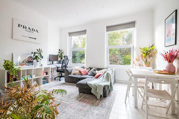 3 Bedroom Flat To Rent In Dulwich Road, London, SE24