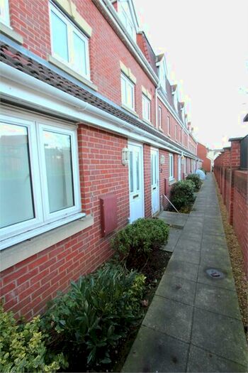 2 Bedroom Maisonette To Rent In Chadwick Way, Hamble, Southampton, SO31