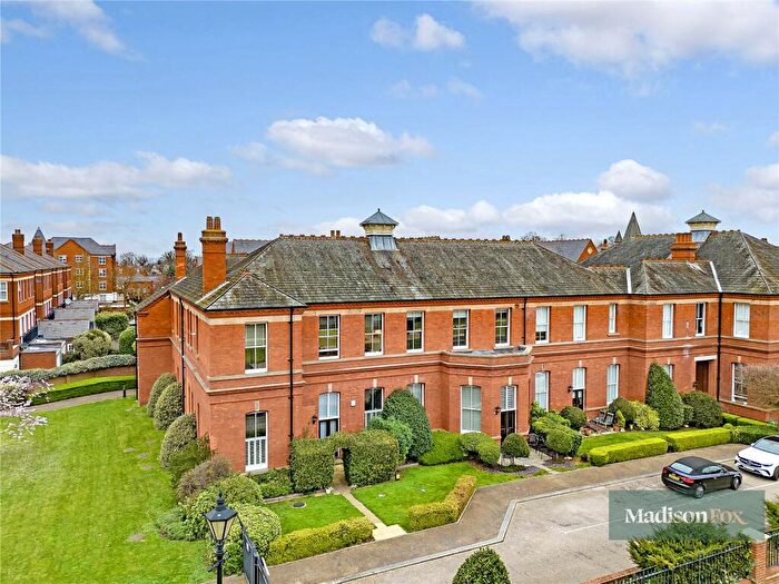 3 Bedroom Apartment To Rent In Richmond Drive, Woodford Green, Greater London, IG8
