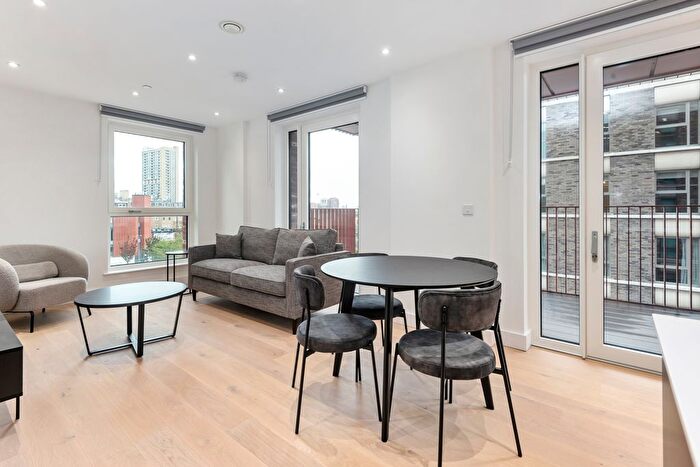 2 Bedroom Flat To Rent In Quest House, E14