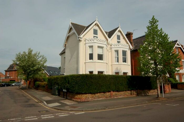 1 Bedroom Flat To Rent In Glamorgan Road, Hampton Wick, Kingston Upon Thames, KT1