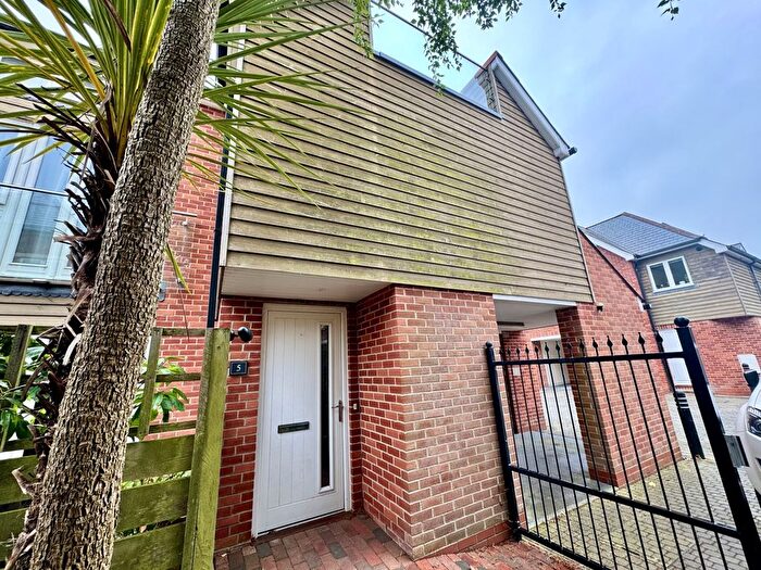 2 Bedroom Maisonette To Rent In Temple Court, Lymington, SO41