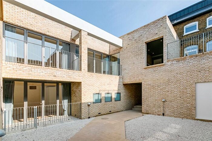 Flat To Rent In Goulton Road, Hackney, E5