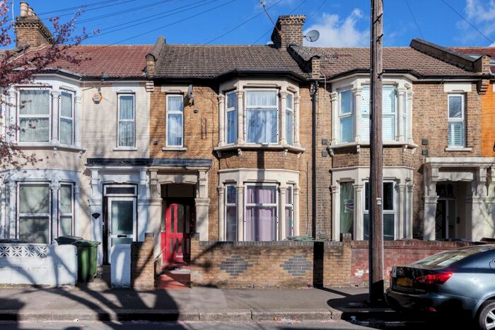 2 Bedroom Apartment To Rent In Warren Road, Leyton, E10