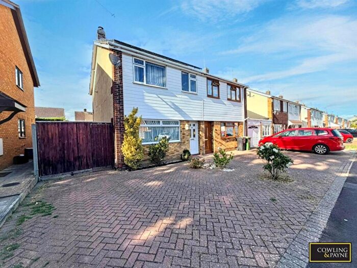 3 Bedroom Semi-Detached House For Sale In Mapleleaf Gardens, Wickford, SS12