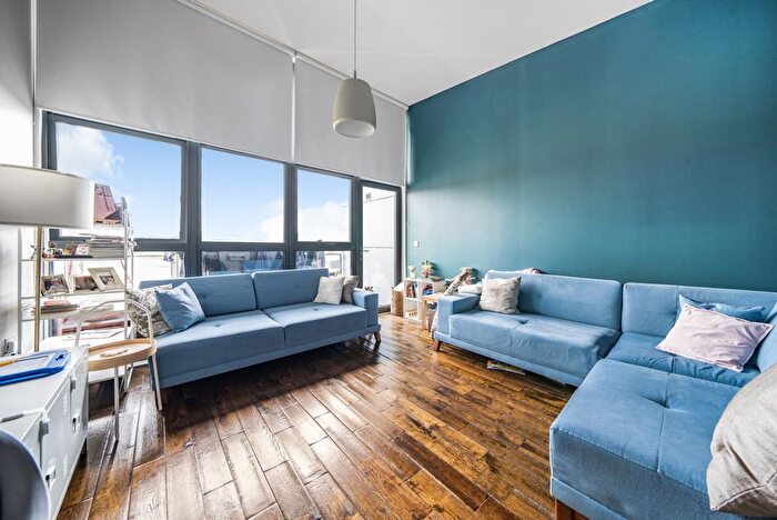 2 Bedroom Flat To Rent In Lynton Road, London, SE1