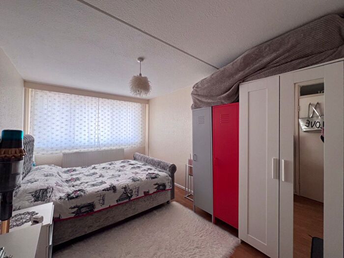 2 Bedroom Flat For Sale In Griffin Road, London, N17