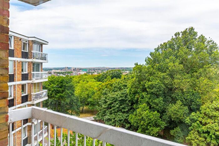 2 Bedroom Apartment To Rent In Furze Hill, Hove, BN3
