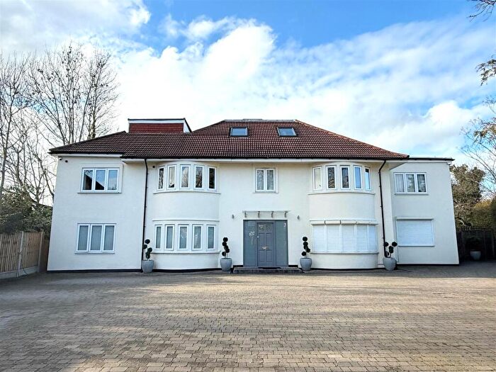 3 Bedroom Apartment To Rent In Watford Way, Mill Hill, NW7