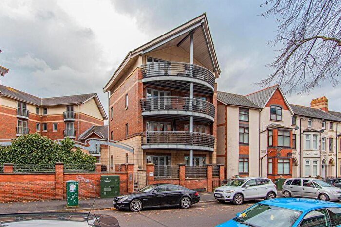 2 Bedroom Apartment For Sale In Fitzhamon Embankment, Grangetown, Cardiff, CF11