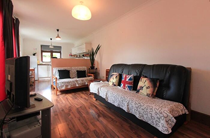 2 Bedroom Flat To Rent In Stacey Road, Roath, CF24