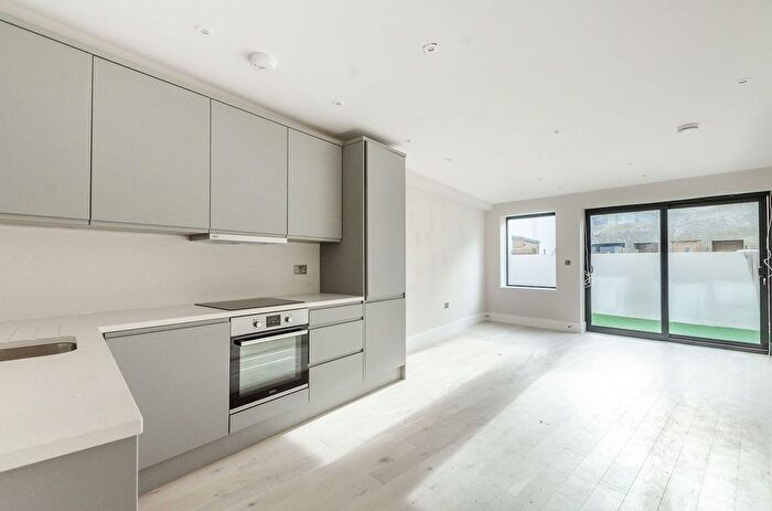 1 Bedroom Flat To Rent In Gayford Road, Shepherd's Bush, London, W12