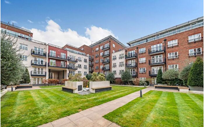 2 Bedroom Flat To Rent In Kingston Upon Thames, KT2