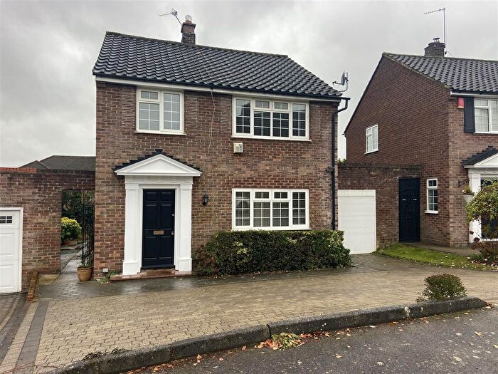 3 Bedroom Detached House To Rent In Sandringham Road, Potters Bar, Herts, EN6