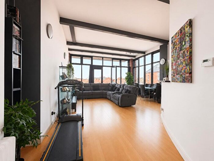 2 Bedroom Apartment For Sale In Grove Road, Northampton, NN1