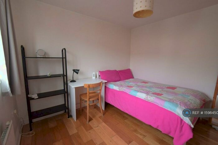 2 Bedroom Flat To Rent In Acacia Close, London, SE8