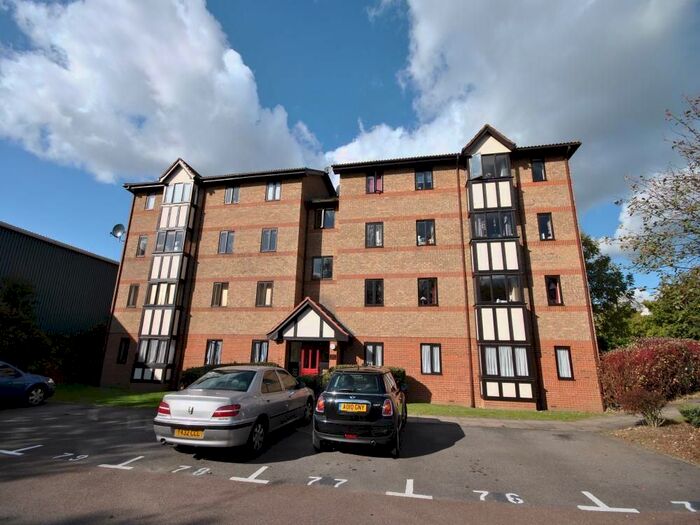 2 Bedroom Flat To Rent In Varsity Drive, Twickenham, TW1