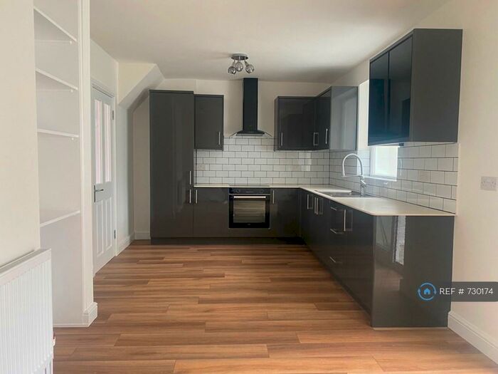 3 Bedroom Semi-Detached House To Rent In Farnborough Road, Nottingham, NG11