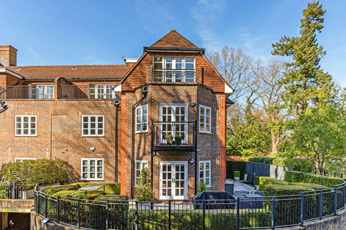 2 Bedroom Flat For Sale In Cross Road, Sunningdale, SL5