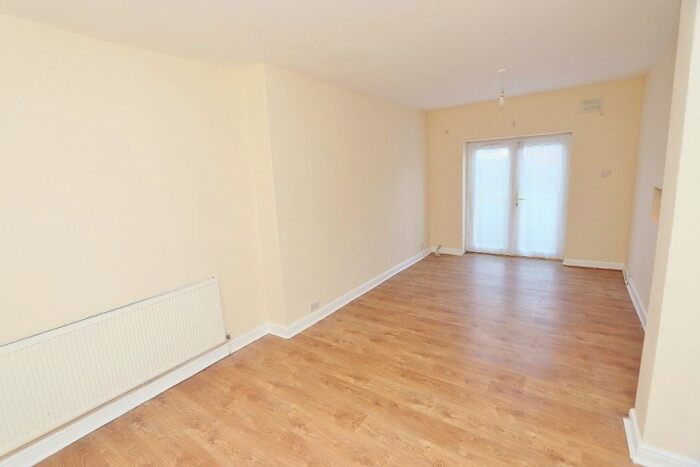 4 Bedroom Semi-Detached House To Rent In Straight Road, Harold Hill, RM3