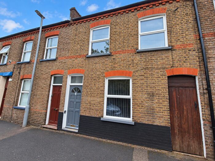 4 Bedroom Terraced House For Sale In Strathmore Avenue, Luton, Bedfordshire, LU1