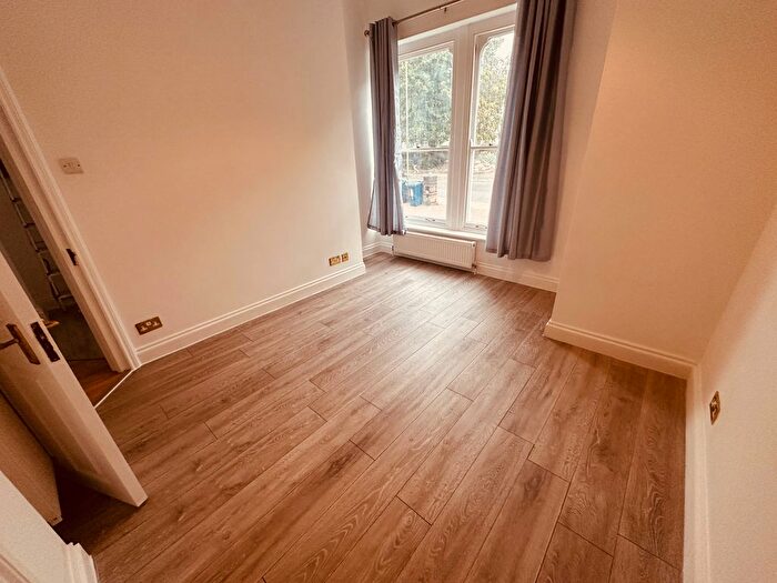 3 Bedroom Flat To Rent In Friern Park, London, N12