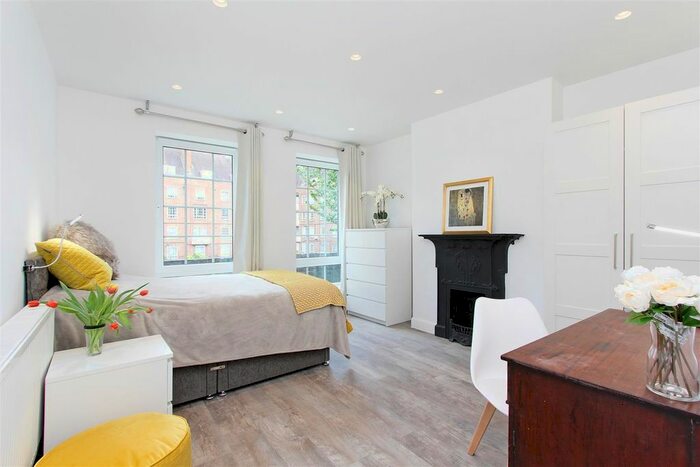 3 Bedroom Flat To Rent In Stockwell Gardens, London, SW9