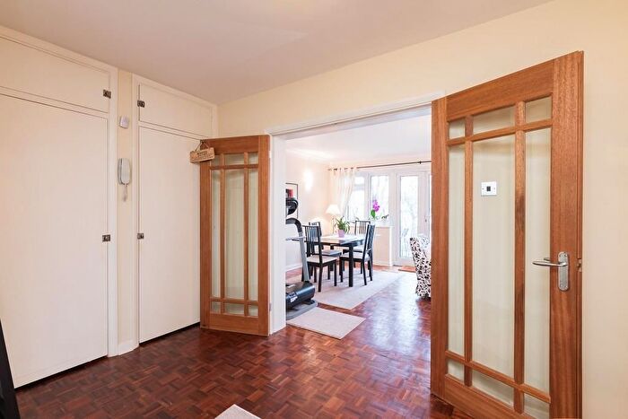 2 Bedroom Flat For Sale In Chase Side, London, N14