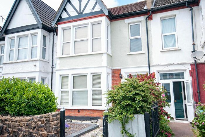 2 Bedroom Apartment To Rent In Valkyrie Road, Westcliff-on-Sea, SS0