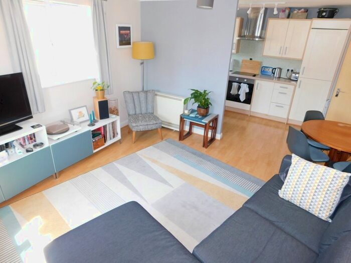 2 Bedroom Flat To Rent In , Harvest Way, Witney, OX28