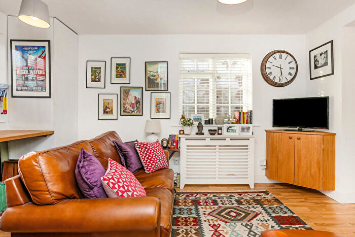 1 Bedroom Maisonette To Rent In Finnart Close, Weybridge, KT13