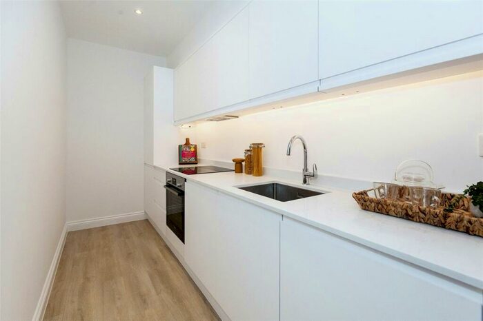 2 Bedroom Flat For Sale In London Road, Slough, Berkshire, SL3
