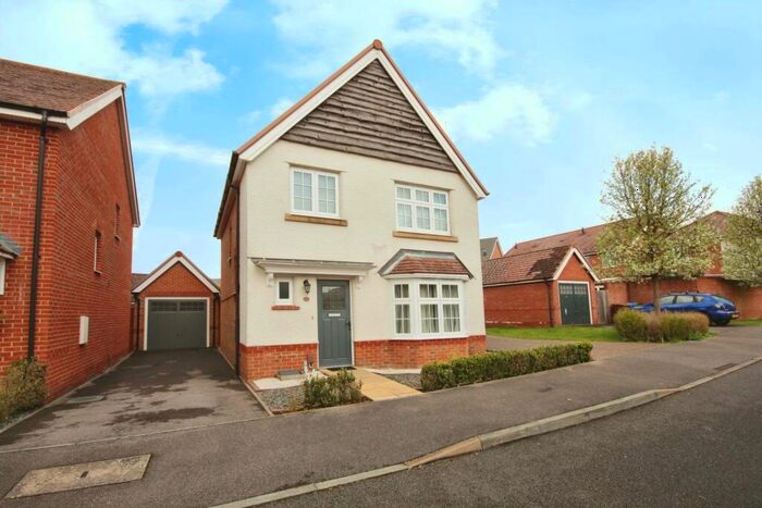 3 Bedroom Detached House To Rent In Ouzel Chase, Jennett`s Park, RG12