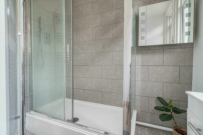 2 Bedroom Flat For Sale In Laburnum Grove, Portsmouth, Hampshire, PO2