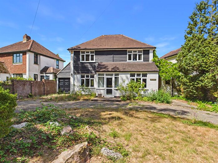 3 Bedroom Detached House For Sale In Bradmore Green, Coulsdon, CR5