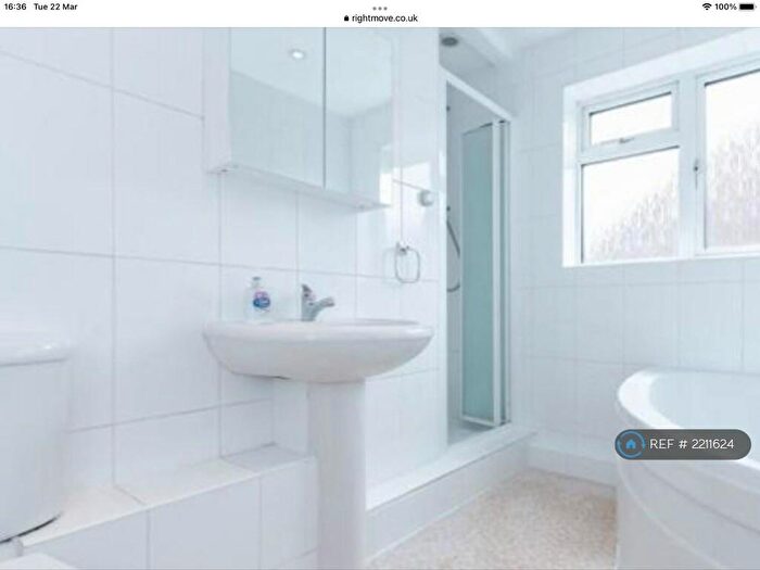 2 Bedroom Flat To Rent In Chalfont Avenue, Amersham, HP6