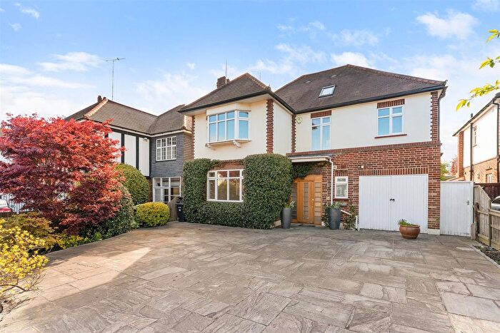 5 Bedroom Detached House To Rent In Grove Park, London, E11