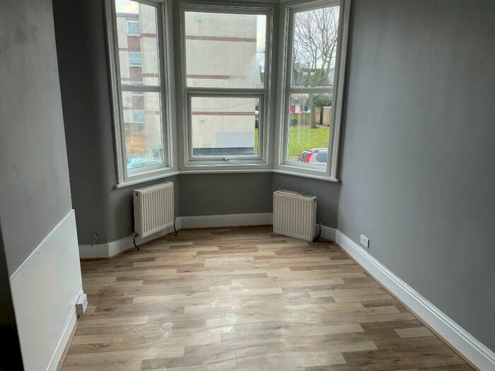2 Bedroom Flat To Rent In East Street, Southend-On-Sea, Essex, SS2