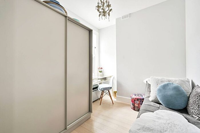2 Bedroom Flat To Rent In Bronsart Road, Fulham, London, SW6