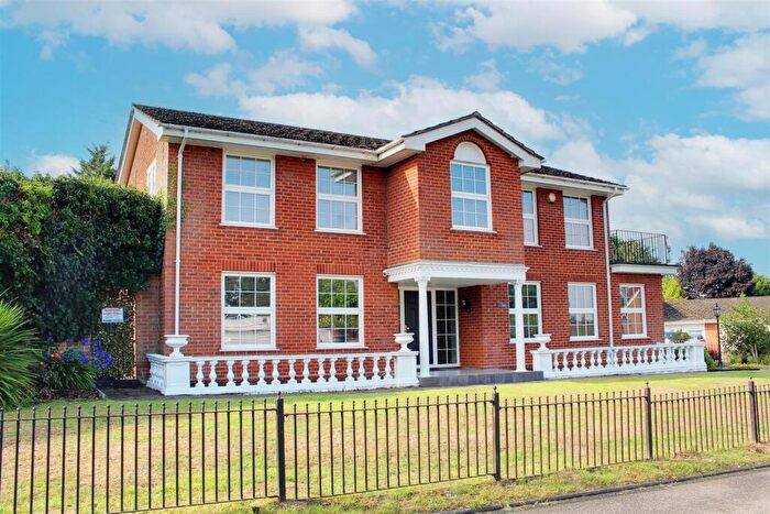 4 Bedroom Detached House For Sale In Moffats Lane, Brookmans Park, AL9