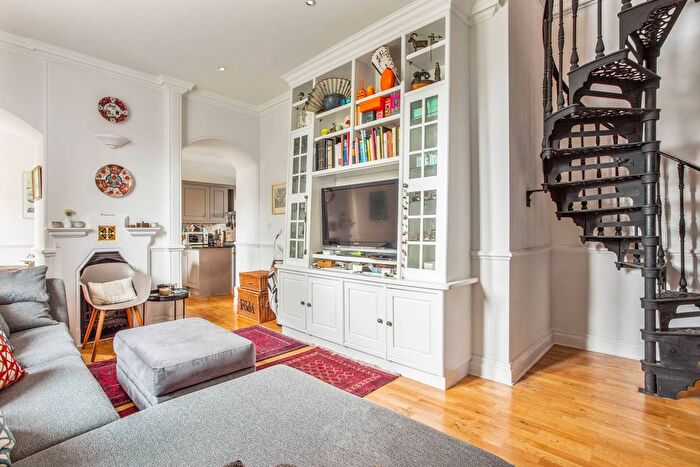 3 Bedroom Flat For Sale In Hatch Lane, Windsor, SL4