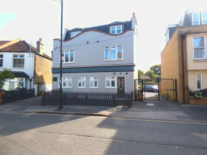 3 Bedroom Flat To Rent In North Street, Carshalton, SM5
