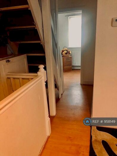 2 Bedroom Flat To Rent In Netley Road, Barkingside, IG2