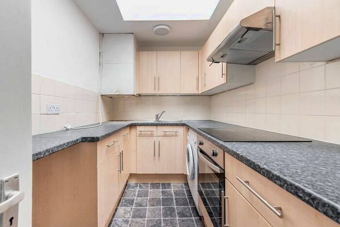 2 Bedroom Flat To Rent In Gloucester Road, South Kensington, London, SW7