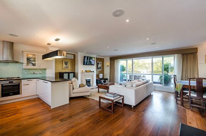 3 Bedroom Flat To Rent In St Georges Square, Pimlico, London, SW1V