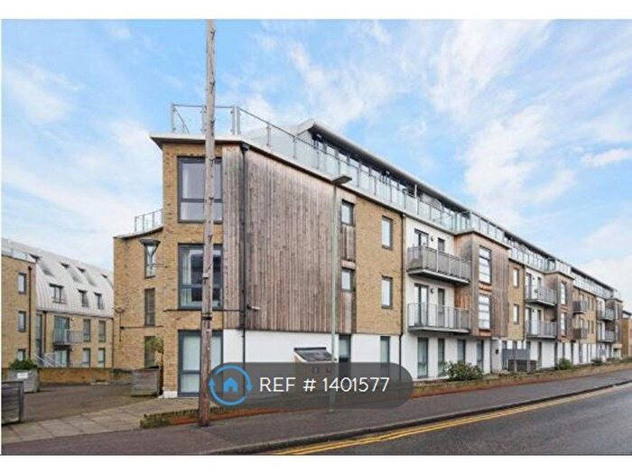 2 Bedroom Flat To Rent In Mead Lane, Hertford, SG13