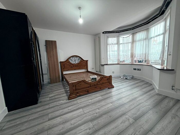 3 Bedroom Flat To Rent In Ilford, IG4