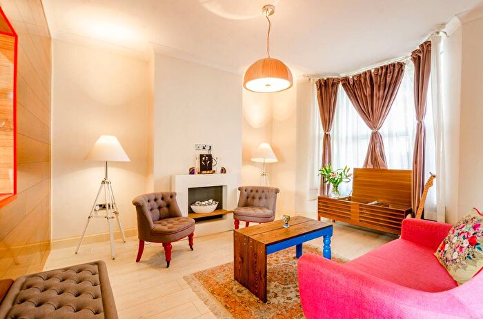 2 Bedroom Property For Sale In Davis Street, Plaistow, London, E13