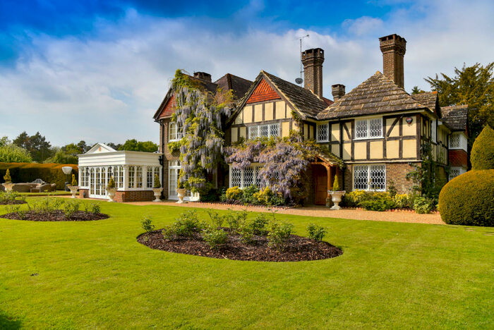 5 Bedroom Country House For Sale In Ref : Mador - Brighton Road, Horsham, RH13