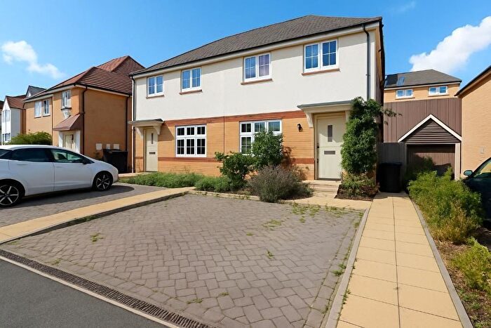 3 Bedroom Semi-Detached House For Sale In Hunting Drive, Luton, Bedfordshire, LU2